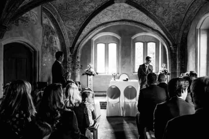 Der Bräutigam wartet am Altar auf die Braut in der Kapelle von Schloss Neuenhausen.