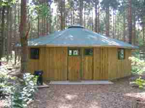 Holzpavillon im Schulwald