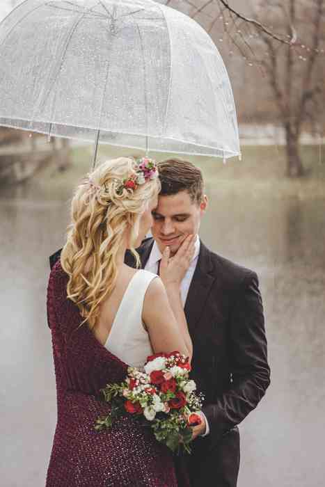 Brautpaar mit Regenschirm fotografiert von Lichtkuss Fotografie Katja Gayk-Görne