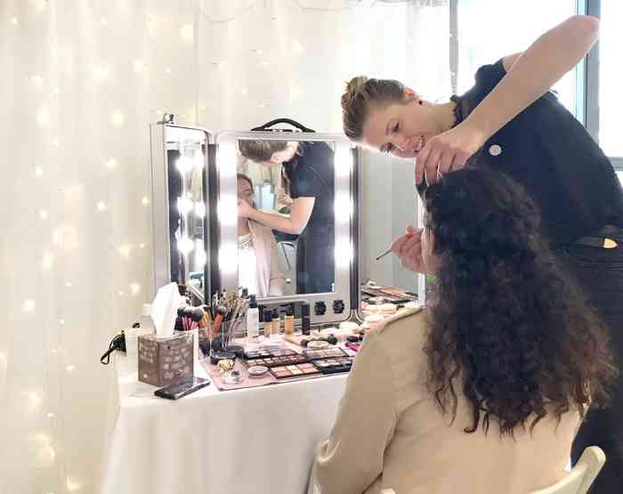 Hair - & Makeupartist Lisa Mählmann schminkt eine zukünftige Braut.