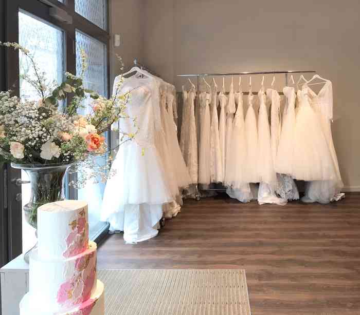 Kleiderstangen mit Brautkleidern im Brautmodengeschäft WEDIVA.