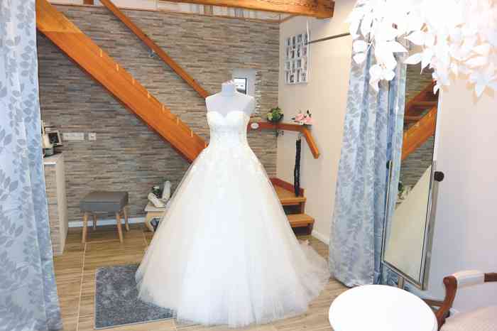 Brautkleid in Übergröße im Brautmodengeschäft.