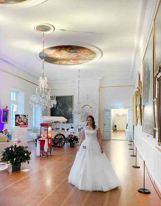 Braut im herrschaftlichen Saal des Schlosses Eutin.