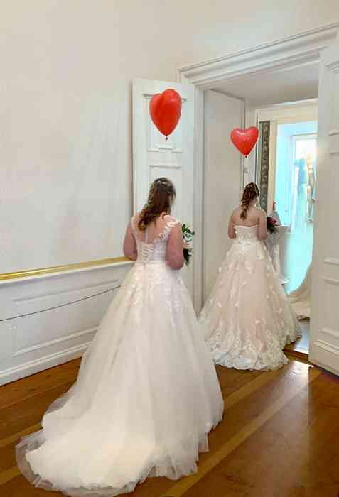 Zwei Models führen Kleider aus dem Brautstudio Tina´s Tülltraum vor.