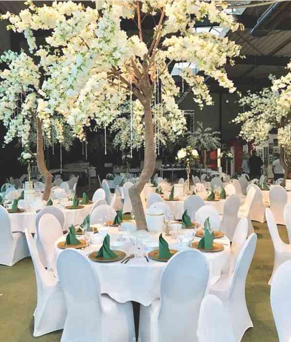 Glamourös dekorierter Saal mit floralen Elementen von Hochzeitsdeko Hamburg