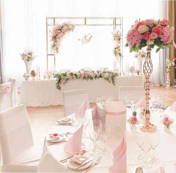 Festlich geschmückter Saal in weiß und rosé von Hochzeitsdeko Hamburg