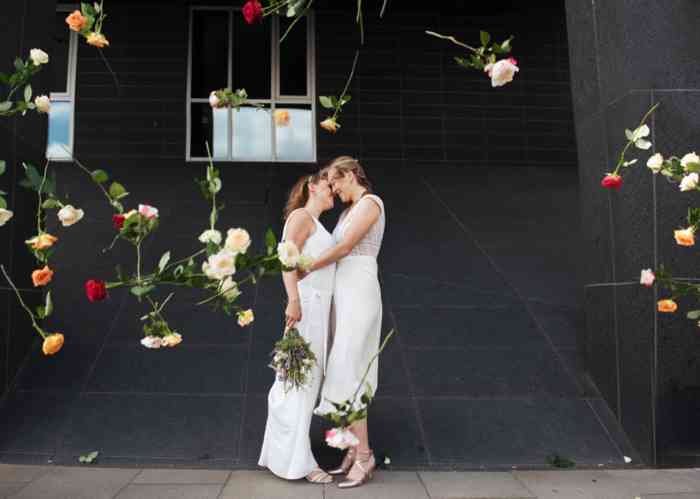 Hochzeitspaar, beide Bräute küssen sich, fotografiert von Helen Fischer.