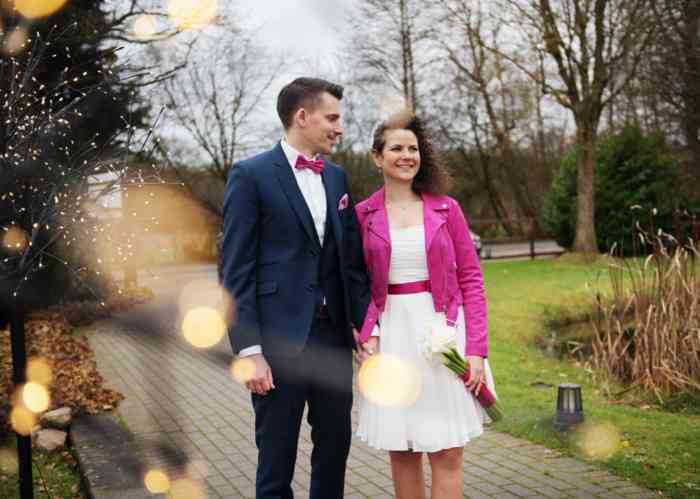 Hochzeitspaar mit pinkfarbenen Accessoires, fotografiert von Helen Fischer.