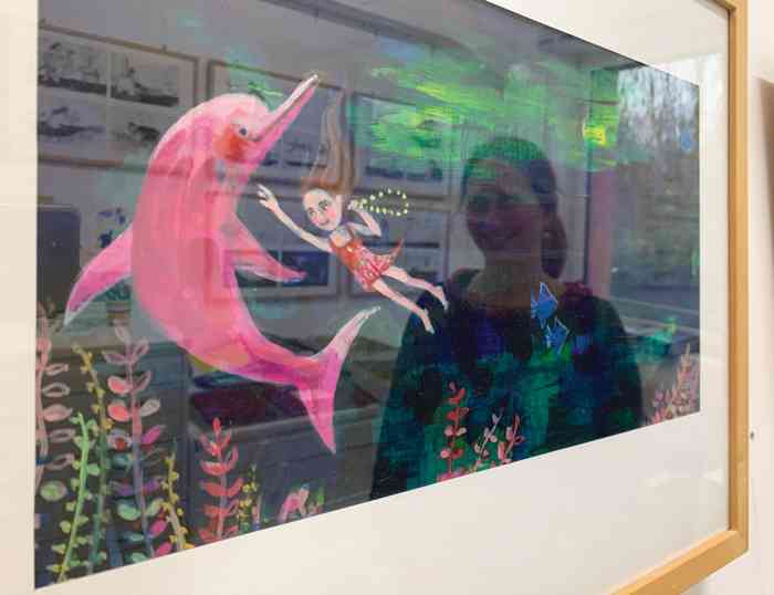 Miriam Elze spiegelt sich in einem Bild mit Delphin.