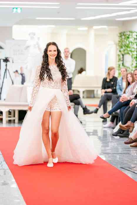 Fashionshow der aktuellen Brautkleider Kollektion bei Laue Festgarderobe.