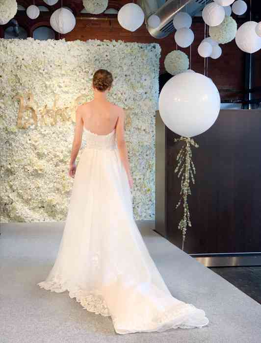Vanessa Huber hat ein Brautkleid mit abnehmbarer Schleppe für den Catwalk ausgesucht.