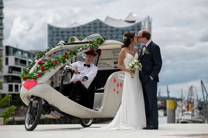 Hamburg by Rickshaw Hochzeitsrikscha und Brautpaar vor der Elbphilharmonie