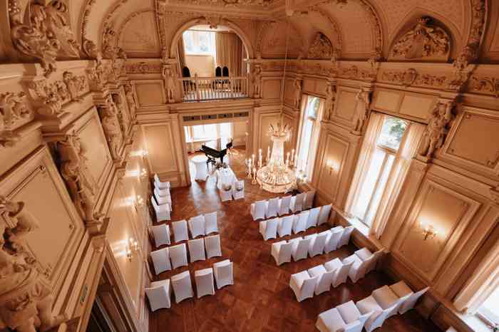 Im Hochzeitssaal des Schlosses Etelsen sind sowohl standesamtliche als auch freie Trauungen möglich. Ein Flügel steht hier zur Begleitung der Trauzeremonie zur Verfügung.