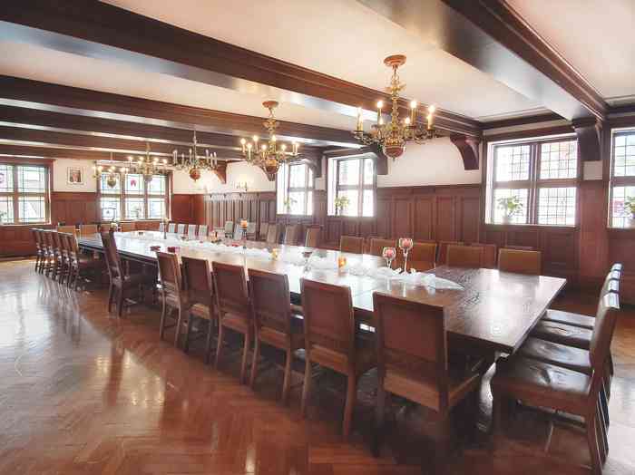 Der Ratssaal im Alten Rathaus Rendsburg. In der Mitte des Raumes steht ein großer Tisch für 25 Personen. Wandtäfelung und Sprossenfenster und Kronleuchter geben dem Raum ein besonderes historisches Ambiente.