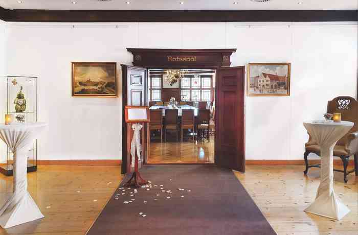 Wartebereich und Senatssaal im Alten Rathaus Rendsburg. Hier können sich Hochzeitspaare mit ihren Gästen vor und nach der Trauzeremonie aufhalten.