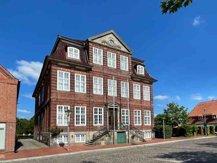 Palais von Doos in Wilstermarsch von der Straßenseite