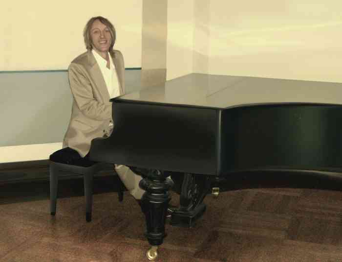 Harry Tietjen begleitet Trauungszeremonien mit ergreifend schöner Musik auch am Klavierflügel.