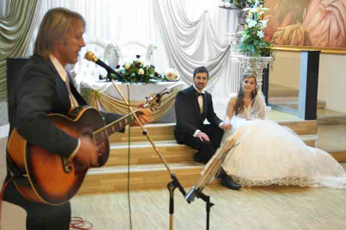 Das Brautpaar freut sich über ihr Wunschlied, gespielt und gesungen vom Hochzeitsmusiker Harry Tietjen.