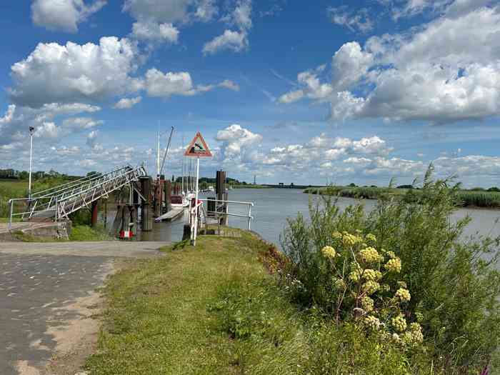 Das Fährhaus Wischhafen liegt an der Wischhafener Süderelbe im Landkreis Stade. Ab hier kann man die Elbfähre benutze. Ein kleiner Segelboothafen und eine natürliche Landschaft bieten eine schöne Umgebung zum Heiraten.