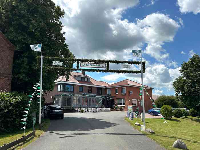 Das Fährhaus Wischhafen liegt an der Wischhafener Süderelbe im Landkreis Stade. Ab hier kann man die Elbfähre benutze. Ein kleiner Segelboothafen und eine natürliche Landschaft bieten eine schöne Umgebung zum Heiraten.