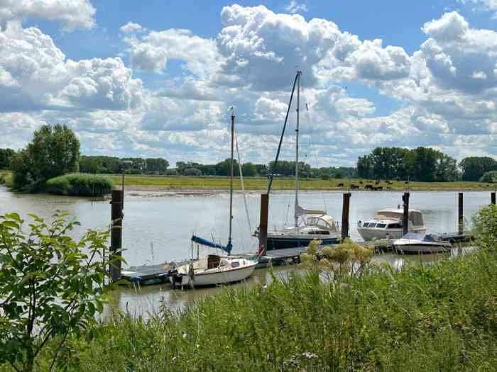 Das Fährhaus Wischhafen liegt an der Wischhafener Süderelbe im Landkreis Stade. Ab hier kann man die Elbfähre benutze. Ein kleiner Segelboothafen und eine natürliche Landschaft bieten eine schöne Umgebung zum Heiraten.