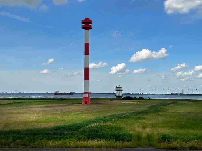 Der Alte Leuchtturm Balje inmitten des Schilfs an der Elbe. Im Hintergrund das neue Leuchtfeuer.