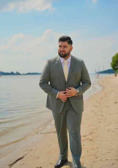 DJ KIDO am Strand der Elbe.