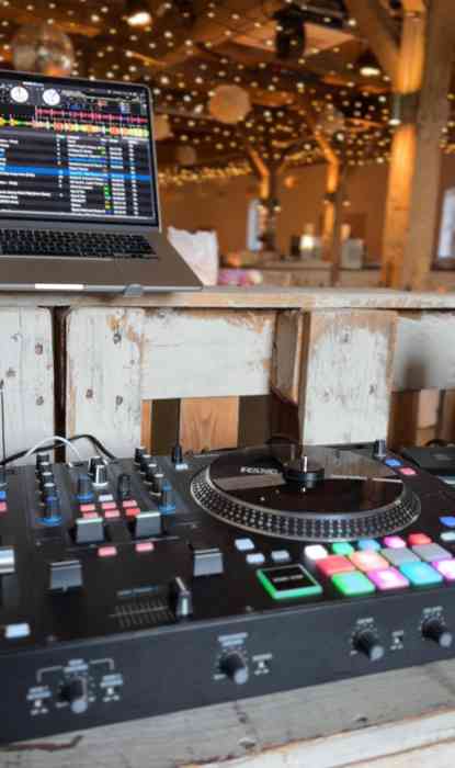 Mischpult von DJ KIDO im Hochzeitssaal.